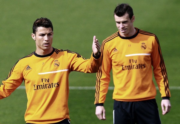 Los jugadores del Real Madrid, Cristiano Ronaldo (i) y Garteh Bale, durante el entrenamiento esta mañana en la Ciudad Deportiva para preparar el partido de Liga que disputará este sábado en el estadio La Rosaleda frente al Málaga.