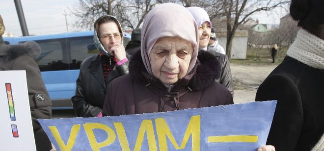 Cientos de personas participaron en la manifestación en contra del referendo en Crimea