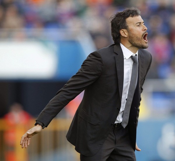 El entrenador del Celta de Vigo Luis Enrique da instrucciones a sus jugadores durante el partido.