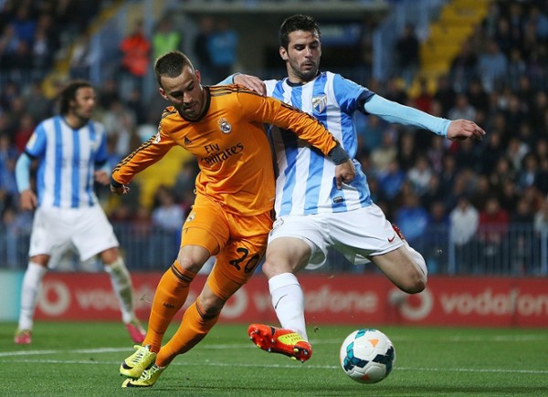 El delantero del Real Madrid Jesé Rodríguez Ruiz (i) lucha el balón ante el defensa portugués del Málaga Flavio Ferreira.