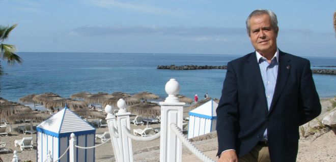 Rafael Dolado con la playa del Duque, Costa Adeje y Las Américas al fondo.