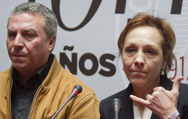 Los padres de Laura A.G. Antonio González (i) y Rosa Mº Aróstegui (d), la joven enfermera de Granada que murió en Canarias envenenada por su marido, condenado a 23 años de cárcel, durante la rueda de prensa en la que le han deseado que su vida se convierta en 