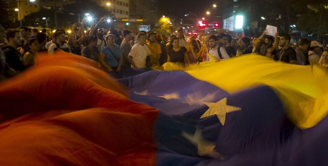 Un grupo de personas se manifiesta en contra del gobierno del presidente Venezolano Nicolás Maduro.