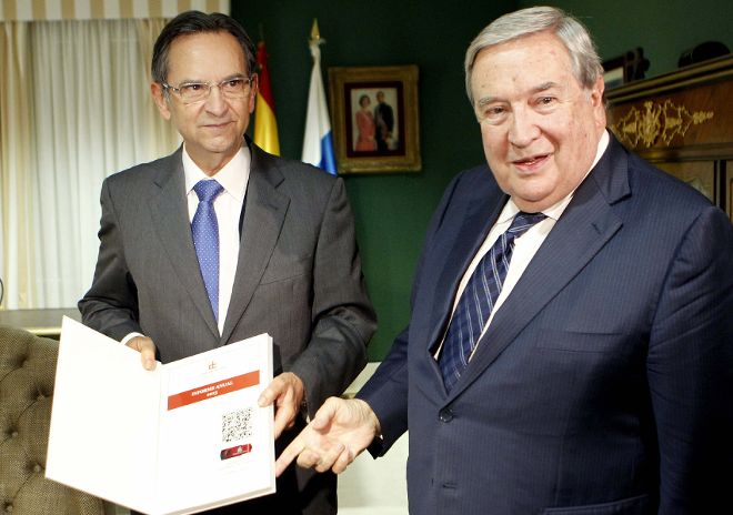 El presidente del Parlamento de Canarias, Antonio Castro (i), recibió de manos del Diputado del Común, Jerónimo Saavedra, el Informe anual de esta institución correspondiente al año 2013.