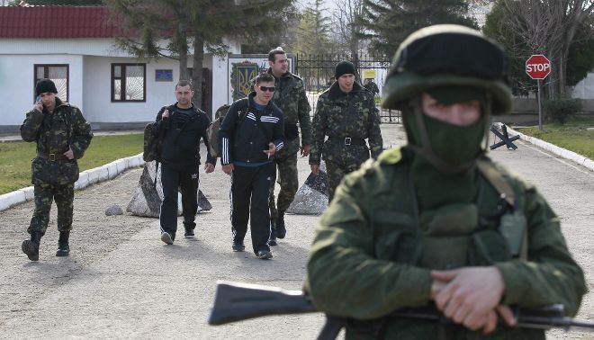 Soldados ucranianos abandonan el territorio de la unidad militar ucraniana en Perevalnoye que ha sido tomada por los rusos a las afueras de Simferópol hoy, viernes 21 de marzo de 2014.