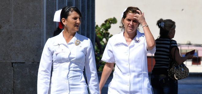 Dos enfermeras conversan en La Habana, Cuba.