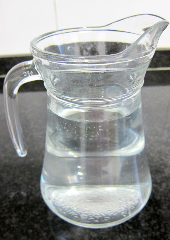 Una jarra de agua. 