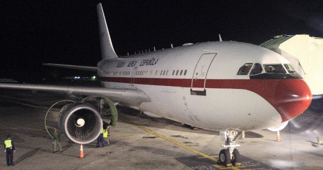 Los operarios trabajan en el avión Airbus A310 de la Fuerza Aerea española en el que la reina Sofía retornaba hoy a España desde Guatemala y que ha sufrido una avería durante una escala técnica en la República Dominicana.