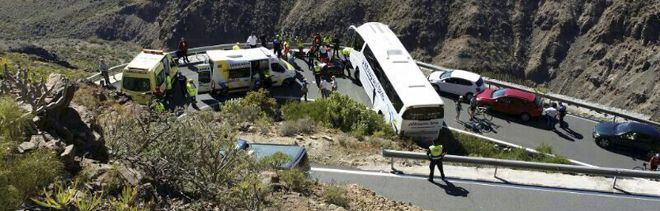 Autobús accidentado hoy en la carretera GC-60, que discurre entre Fataga y Tunte, en el sur de Gran Canaria.