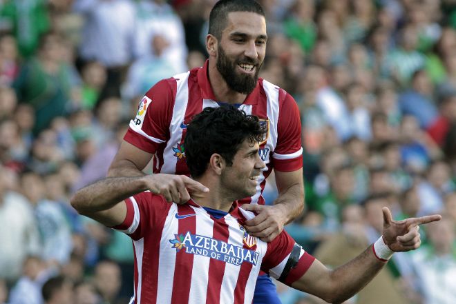 Diego Costa (abajo) celebra con Arda Turan su gol.