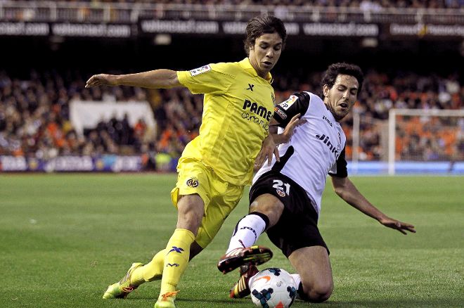 El centrocampista del Valencia Daniel Parejo (d).
