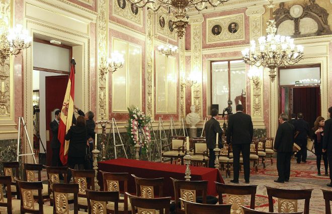 Vista del Salón de los Pasos Perdidos en el Congreso de los Diputados donde se ultiman los preparativos para acoger la capilla ardiente del expresidente del Gobierno Adolfo Suárez.