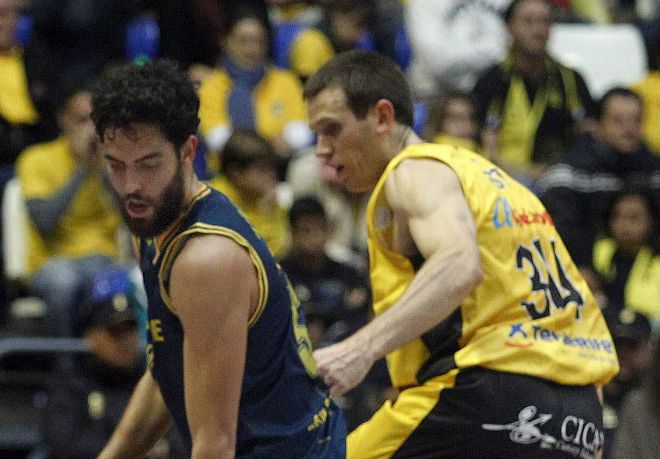 El jugador del Iberostar Tenerife Levi Rost (d) y Javier Beirán, del Herbalife Canarias, durante el partido correspondiente a la vigésimo cuarta jornada de la fase regular de la Liga ACB que ambos equipos disputaron hoy.