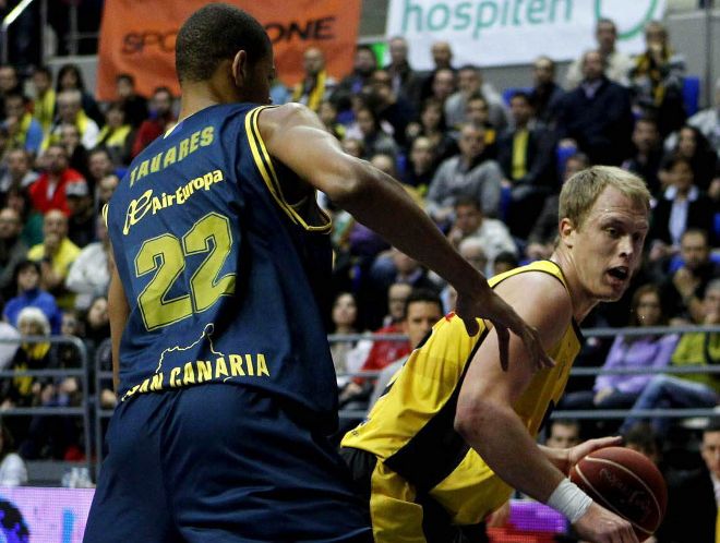 El pívot del Iberostar Tenerife Luke Sikma (d), ante Walter Tavares, del Herbalife Canarias, durante el partido correspondiente a la vigésimo cuarta jornada de la fase regular de la Liga ACB que ambos equipos disputaron hoy.