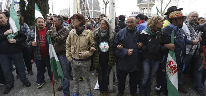 Varios cientos de personas se han concentrado hoy a las puertas de los Juzgados de la Plaza de Castilla para pedir la libertad de los detenidos el sábado en Madrid en los incidentes registrados al término de las 