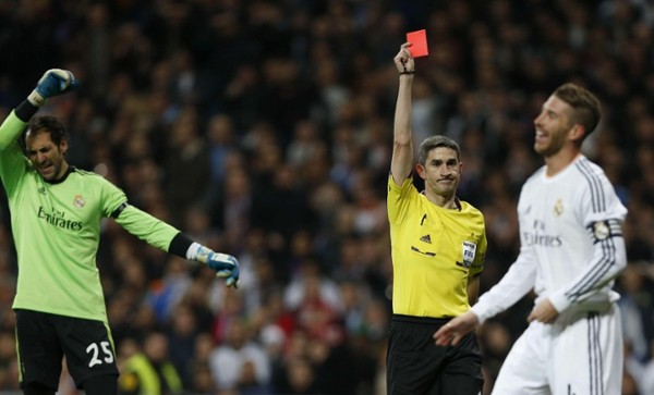 El árbitro Undiano Mallenco muestra tarjeta roja al defensa del Real Madrid Sergio Ramos, durante el clásico.