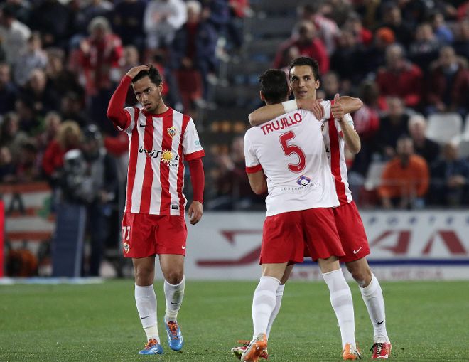 Los jugadores del Almería celebran el primer gol ante la Real Sociedad.