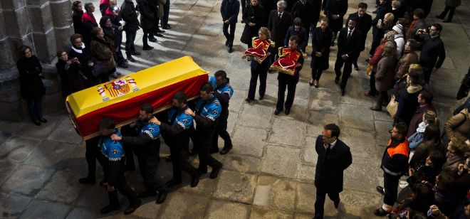 El féretro con los restos mortales del primer presidente de Gobierno de la democracia, Adolfo Suárez, a su llegada a la catedral de Ávila a hombros de agentes de la Policía Local, y seguido de la comitiva para el funeral corpore insepulto.