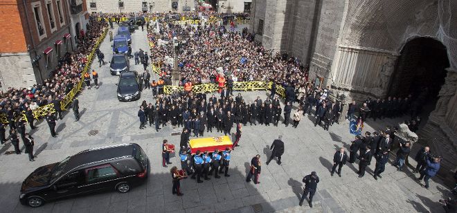 El féretro con los restos mortales del primer presidente de Gobierno de la democracia, Adolfo Suárez, a su llegada a la catedral de Ávila a hombros de agentes de la Policía Local, y seguido de la comitiva para el funeral corpore insepulto.