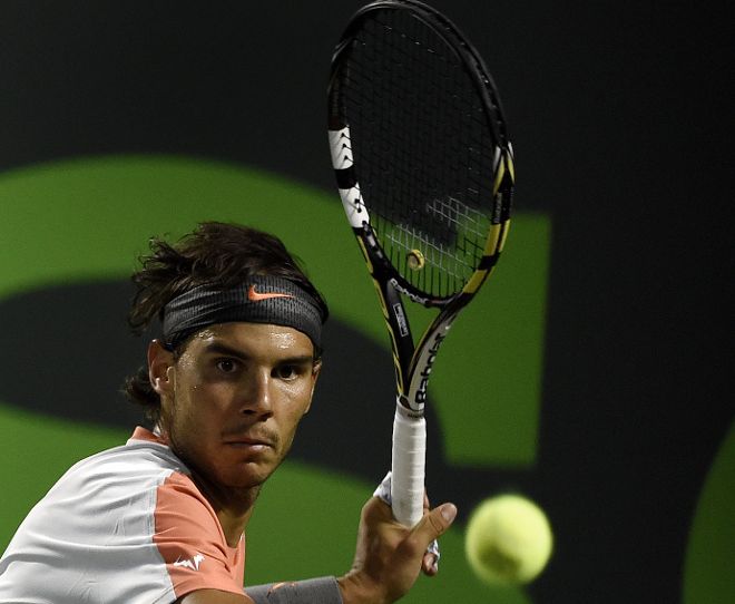 El tenista español Rafael Nadal devuelve una bola al italiano Fabio Fognini hoy, martes 25 de marzo de 2014, durante un juego en el Abierto de Tenis de Miami (EE.UU.).