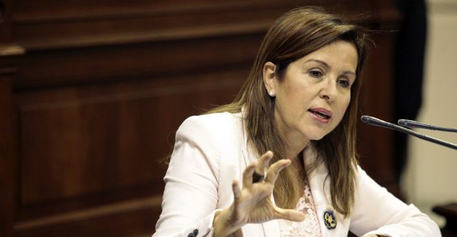 La diputada del PSC-PSOE, Dolores Padrón, interviene en el debate de la nacionalidad canaria que se celebra en el Parlamento regional.