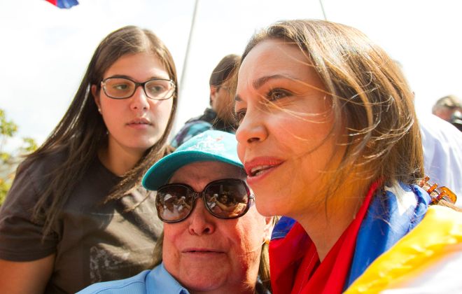 La líder opositora venezolana María Corina Machado (d), acompañada de su madre, Corina Parisca (c).