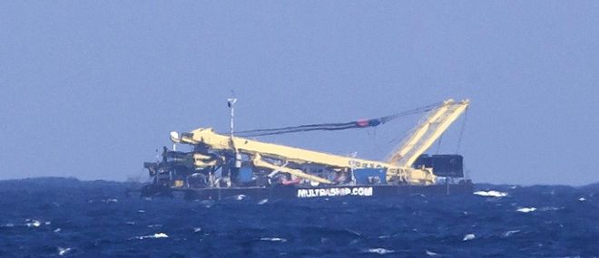 Vista del barco remolcador situado en la zona costera de La Garita, Telde, que ha sido confundido con un avión accidentado y ha generado la alarma en los medios de Salvamento Marítimo y Terrestre de Gran Canaria.