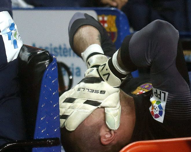 El portero del Barcelona Víctor Valdés es retirado en camilla tras sufrir la lesión.