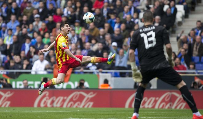 Messi, ante el meta Casilla.