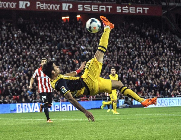 El delantero del Atlético de Madrid Diego Costa remata de chilena.