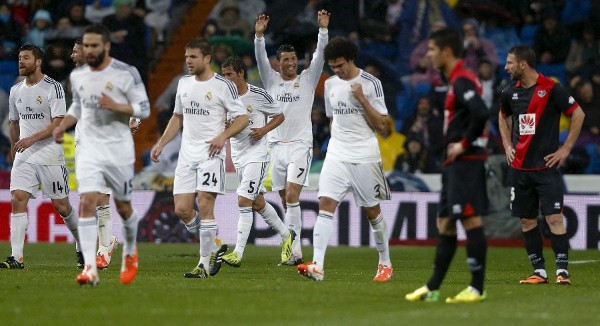 Cristiano Ronaldo (c) celebra el primer gol del Real Madrid.
