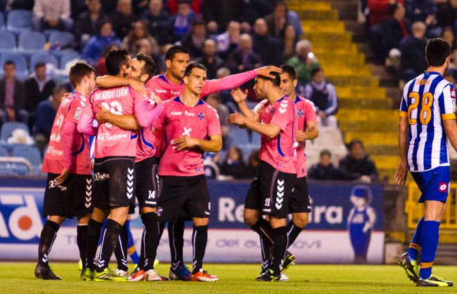 Los jugadores del CD Tenerife celebran el gol de Ricardo. 