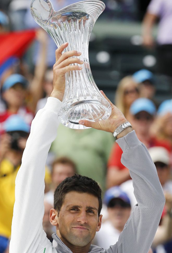 Djokovic, con el trofeo.