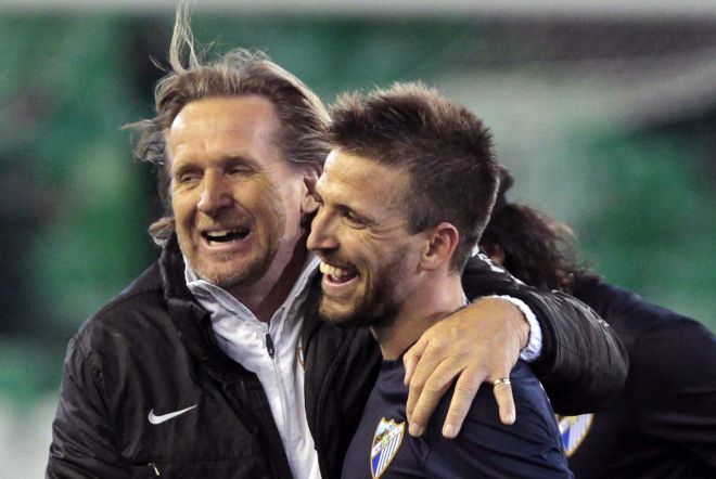 El jugador del Málaga Camacho (d) y su entrenador, Bernd Schuster.
