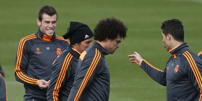 Los jugadores del Real Madrid Bale (i), Pepe y Cristiano Ronaldo.
