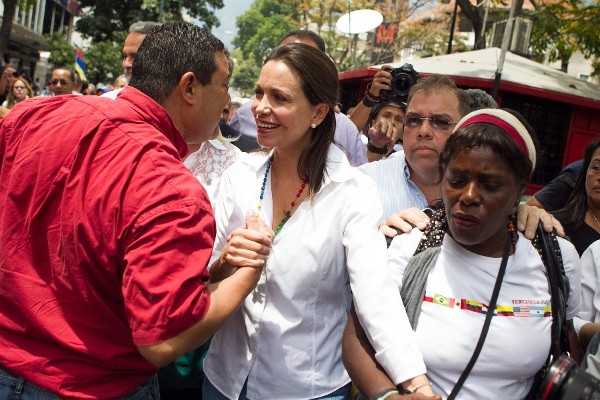 La dirigente opositora venezolana María Corina Machado (c) participa en asiste en una concentración de manifestantes en la plaza Brion del sector Chacaito hoy, martes 1 de abril de 2014, en Caracas (Venezuela). 