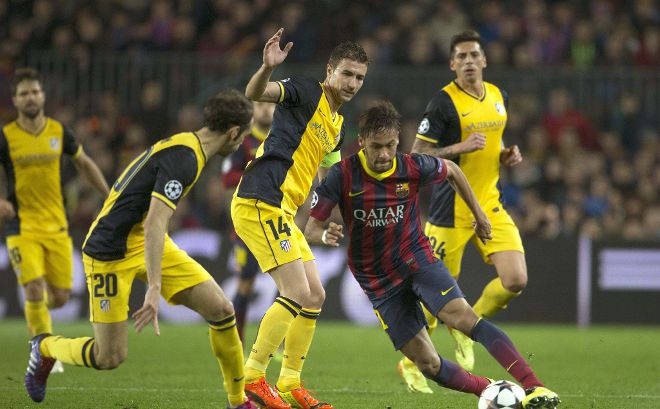 El delantero brasileño del FC Barcelona Neymar da Silva (d) controla el balón junto a Juanfran (i) y Gabi Fernández (c), del Atlético de Madrid, durante el partido de ida de cuartos de final de Liga de Campeones en el Camp Nou, en Barcelona.