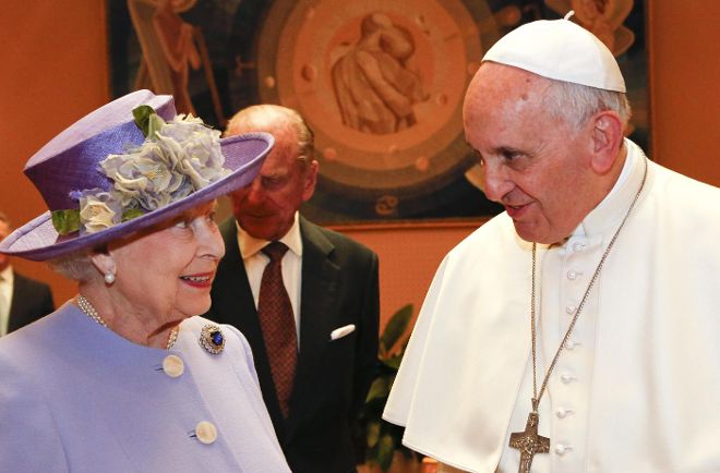 El Papa Francisco (d), cabeza de la Iglesia Católica conversa con la reina Isabel II (i).