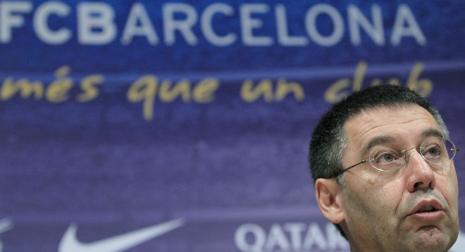 El presidente del Barcelona, Josep Maria Bartomeu, durante la rueda de prensa donde ha anunciado que el club presentará en los próximos diez días un recurso de apelación ante la FIFA y la suspensión cautelar de las sanciones adoptadas por el organismo internacional para poder realizar incorporaciones durante los próximos meses.