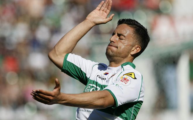El delantero del Elche Cristian Herrera se lamenta de una oportunidad fallida.