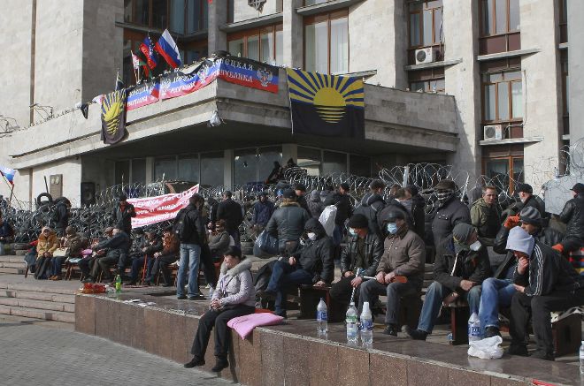 Manifestantes prorrusos levantan una barricada frente a un edificio ocupado de la administración regional en Donetsk (Ucrania).