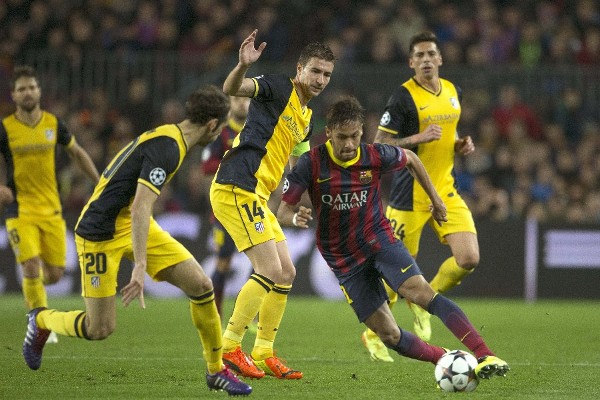 El delantero brasileño del FC Barcelona Neymar, rodeado de jugadores del Atlético en la ida.