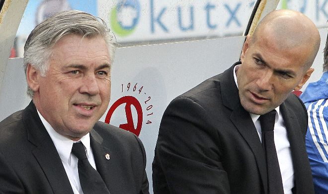 El entrenador del Real Madrid, el italiano Carlo Ancelotti (i), y Zidane.