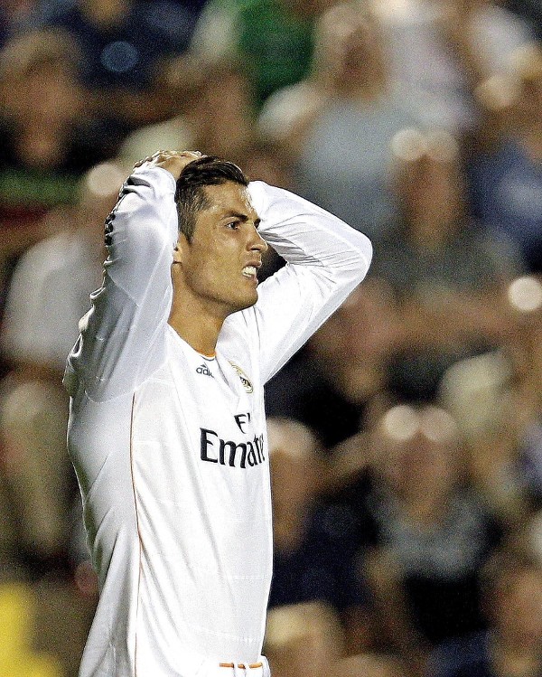 El delantero portugués del Real Madrid, Cristiano Ronaldo, se lamenta de una ocasión fallida durante el encuentro correspondiente a la octava jornada de liga de primera división, que disputan frente al Levante esta noche en el estadio de Ciutat de Valencia.