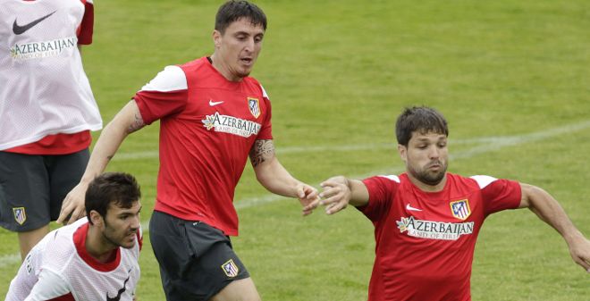Cristian Rodríguez (c) y Diego, durante el entrenamiento.