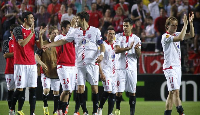 Los jugadores del Sevilla celebran la victoria ante el Oporto.