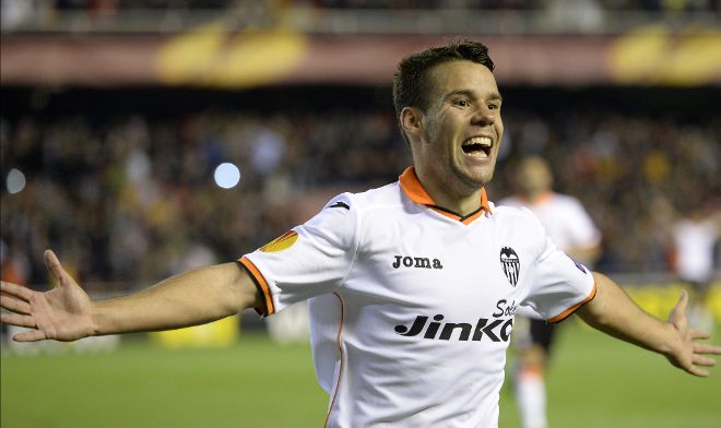 El jugador del Valencia Juan Bernat celebra tras marcar el quinto gol.