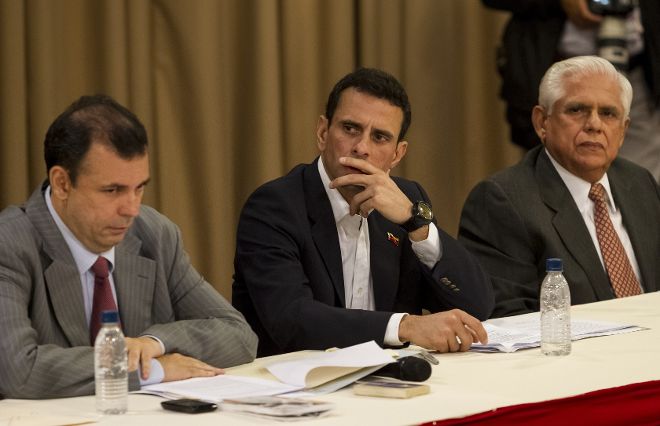 Henrique Capriles (c), excandidato presidencial de la oposición venezolana.