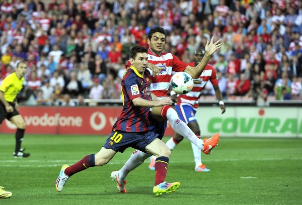 Ilori (d) pelea un balón con Leo Messi.