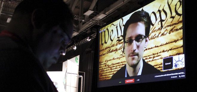 El antiguo experto en inteligencia estadounidense Edward Snowden interviene vía teleconferencia desde Moscú.
